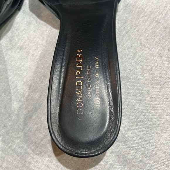 Donald J. Pliner Salya black patent sandal. Size 9.5 - Picture 6 of 8